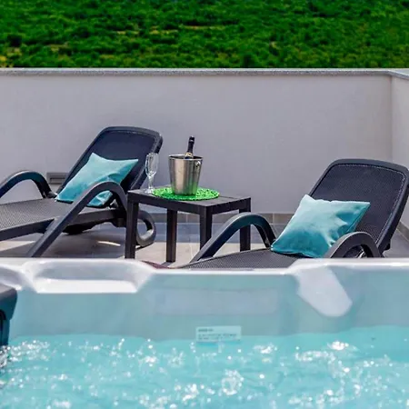 Nice Home In Slivno With Outdoor Swimming Pool Feriehus
